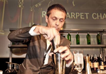 El 'barman' David Ríos, preparando un combinado.