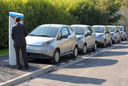 Puesto de recogida de coches eléctricos de alquiler del servicio Autolib de París.