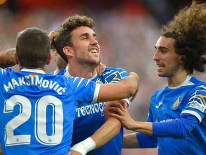 Jaime Mata celebra con sus compañeros el segundo gol del Getafe al Athletic.