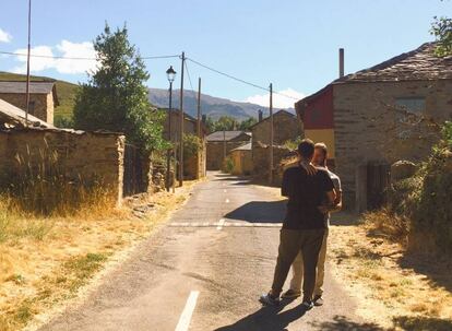 Imagen de una pareja en el pueblo leonés de Truchillas y que forma parte de #Mipueblosinarmarios.