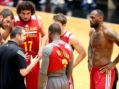 David Blatt, a la izquierda, y LeBron a la derecha, en un entrenamiento.