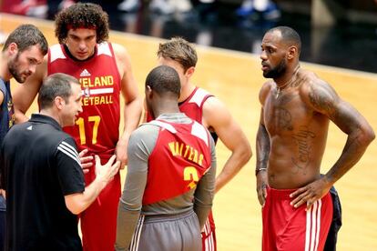 David Blatt, a la izquierda, y LeBron a la derecha, en un entrenamiento.