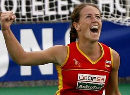 Silvia Muñoz celebra un gol con la selección española.