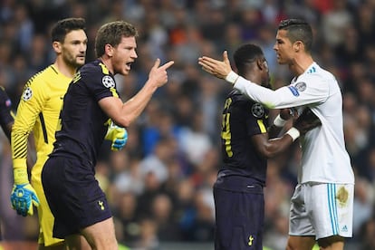 Jan Vertonghen (izquierda) discute con Cristiano Ronaldo.