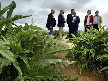 La consejera Mar&iacute;a Jos&eacute; Salvador, con concejales y miembros de su equipo, en la huerta de Alm&agrave;ssera. 