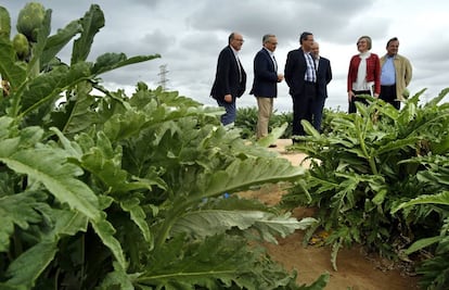 La consejera María José Salvador, con concejales y miembros de su equipo, en la huerta de Almàssera.