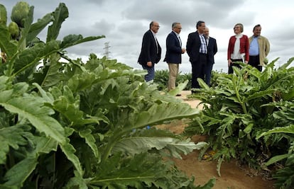 La consejera Mar&iacute;a Jos&eacute; Salvador, con concejales y miembros de su equipo, en la huerta de Alm&agrave;ssera. 