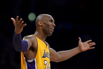 Kobe Bryant gesticula durante el encuentro ante los Sixers.