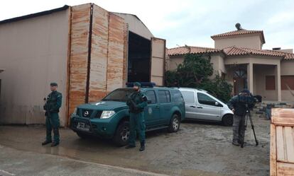 Registro de la Guardia Civil en un narcoembarcadero en Palmones, este miércoles.