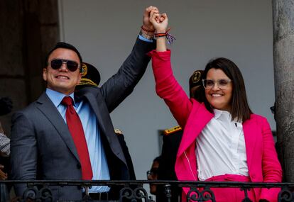 El presidente de Ecuador, Daniel Noboa, levanta la mano junto a la vicepresidenta electa, María José Pinto