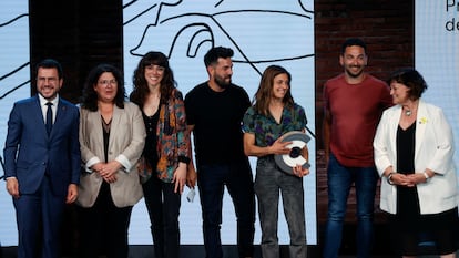 Pere Aragonès, Vinyet Panyella, y Maria Teresa Mariné, junto a los componentes del premiado espacio escénico itinerante Nilak, durante la ceremonia de entrega de los Premios Nacionales de Cultura 2024.