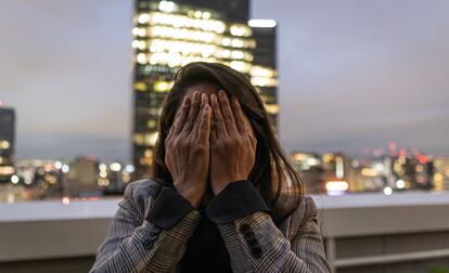 D. A. cubre su rostro con ambas manos, el 19 de octubre de 2022, en Ciudad de México.