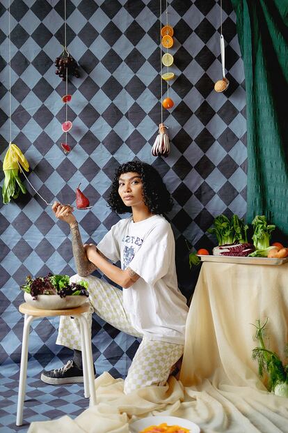 Sophia Roe retratada con algunos de los alimentos que utiliza en sus platos.