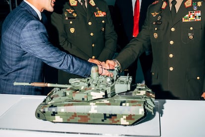 ‘Delegación peruana en el estand de UkrOboronProm. El carro de combate principal Oplot-M de batalla Oplot-M como posible solución para sustituir al antiguo MBT soviético T 55 del del Ejército peruano’. SITDEF, Lima, Perú, 2019.