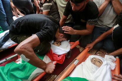 Israel y la Yihad Islámica han sellando un alto el fuego al término de tres jornadas de hostilidades en Gaza. En la imagen, un momento del funeral de los menores, este lunes en Gaza.
