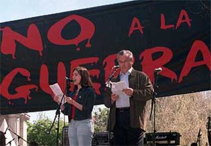 El juez de la Audiencia Nacional Baltasar Garzón y su hija María leen un manifiesto contra la guerra redactado por el magistrado