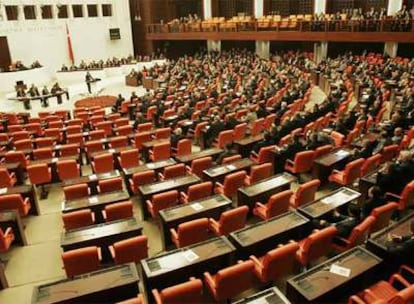 Imagen del Parlamento turco con los escaños de la oposición vacíos. La Cámara no ha tenido quórum para la votación de Abdulá Gül como presidente de la República. Éste ha retirado su candidatura.