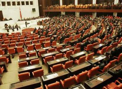 Imagen del Parlamento turco con los escaños de la oposición vacíos. La Cámara no ha tenido quórum para la votación de Abdulá Gül como presidente de la República. Éste ha retirado su candidatura.