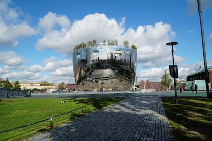 Vista, en la ciudad holandesa de Róterdam, del Depot, el primer almacén de arte en el mundo que permitirá al Museo Boijmans abrir al público toda su colección.