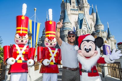El pasado mes de diciembre, el acotr Matthew McConaughey visitó junto a toda su familia el Magic Kingdom de Lake Buena Vista, en Florida. La estrella de Hollywood no dudó en posar junto a la estrella del parque, Mickey Mouse.