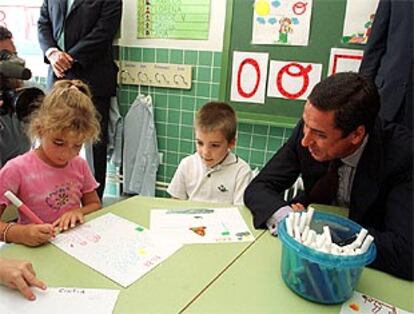 Eduardo Zaplana, ayer, en la apertura del curso en Alcoy.