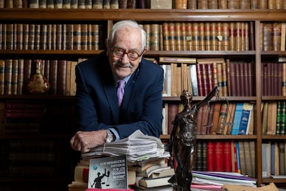 Mariano Benítez de Lugo, abogado, fotografiado en su despacho, este jueves.