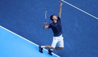 Thiem sirve durante el partido contra Monfils.