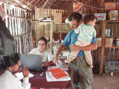 Reyes en su oficina de Yaranda, con su hija en brazos de su compañero Vincent.