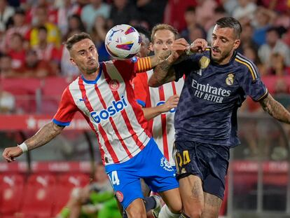 El centrocampista del Girona Aleix García pelea un balón con el delantero del Real Madrid Joselu durante el partido de la jornada 8 de Liga de Primera división.