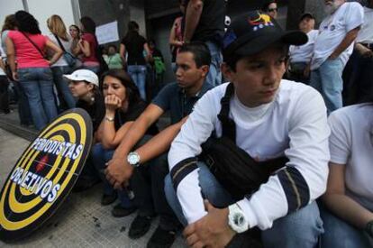 Empleados de Radio Caracas Televisión protestan por el cierre a las puertas de la cadena venezolana.