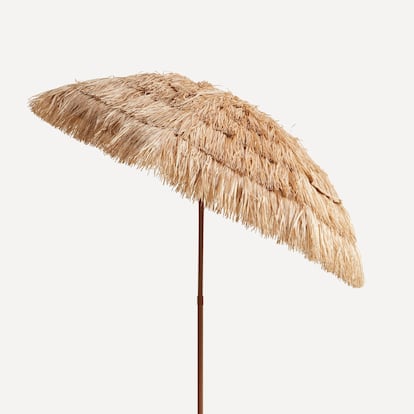 En Asia, la idea fue aún más lejos: en Tailandia, el número de niveles del parasol indicaba tu rango real. Nueve niveles, solo para el rey. En la imagen, sombrilla de paja, de Pincho, a la venta en El Corte Inglés.