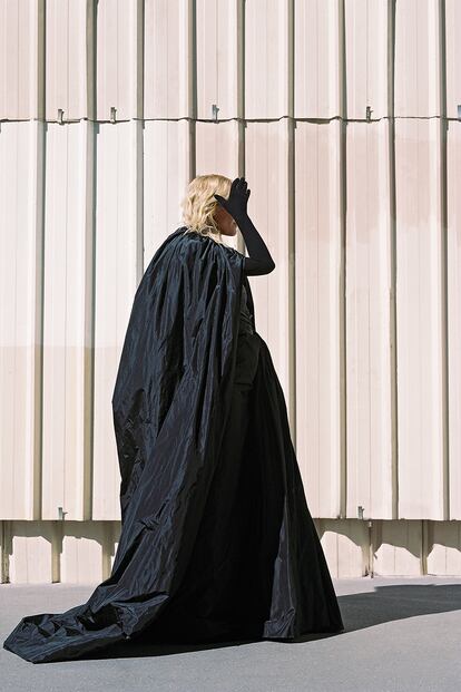 Vestido con capa y guantes de BALENCIAGA COUTURE.