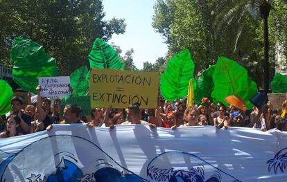 Protesto contra queimadas na Amazônia reuniu cerca de 200 pessoas em Barcelona.