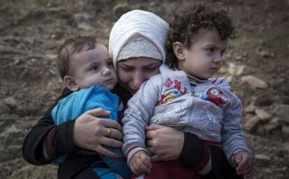 Una madre siria llora mientras sostiene a sus hijos tras a Grecia.