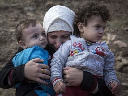 Una mare siriana plora mentre abraça els seus fills.