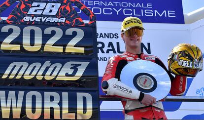 El español Izan Guevara celebra el podio del Moto3 este domingo en Phillip Island, en Australia.