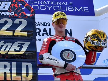 El español Izan Guevara celebra el podio del Moto3 este domingo en Phillip Island, en Australia.