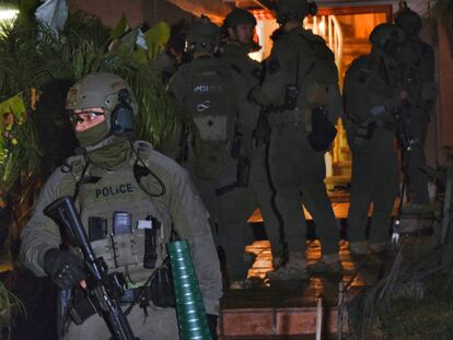 Agentes de la DEA registran la casa de un presunto narcotraficante en California.