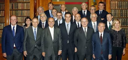 Sanchez, al centro, ayer junto a empresarios del Foro Puente aéreo.