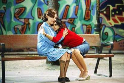 Carmen Maura (a la izquierda) y Penélope Cruz, en un fotograma de <i>Volver,</i> de Pedro Almodóvar.