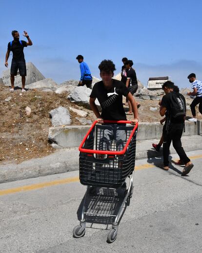 Algunos menores migrantes en Ceuta, fuera de los centros de acogida. 