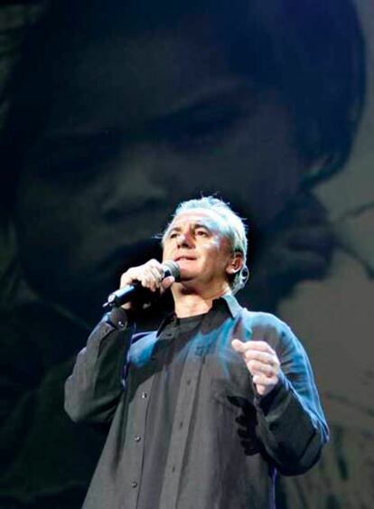 El cantante Víctor Manuel actúa en el concierto <i>20 años de solidaridad</i> que ha tenido lugar en el Palacio de Vistalegre de Madrid.