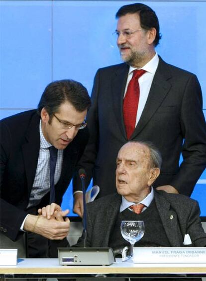 Alberto Núñez Feijoó, Mariano Rajoy y Manuel Fraga, ayer en la sede del PP en Madrid.