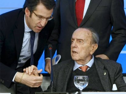Alberto Núñez Feijoó, Mariano Rajoy y Manuel Fraga, ayer en la sede del PP en Madrid.