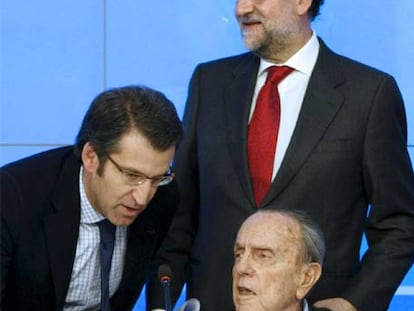 Alberto Núñez Feijoó, Mariano Rajoy y Manuel Fraga, ayer en la sede del PP en Madrid.