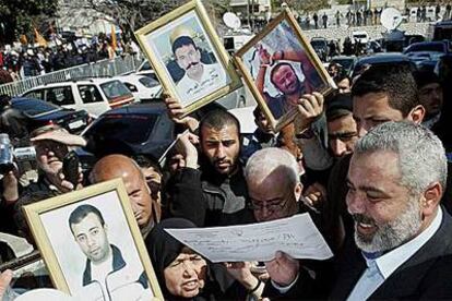 Ismail Haniya (derecha), candidato de Hamás a primer ministro palestino, en una marcha en Gaza con familiares de presos, ayer.