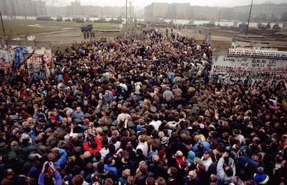 Uno de los actos más repetidos aquellos días fue el de multitudes atravesando distintos puntos del muro de Berlín, una muestra más de la importancia del simbolismo en aquellos momentos. En la imagen, berlineses de un lado y otro de la ciudad cruzan la pared de cemento y se encuentra el domingo 12 de noviembre.