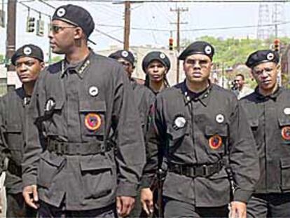 Militantes de los nuevos Panteras Negras se dirigen a la iglesia donde se celebró el funeral de Timothy Thomas.