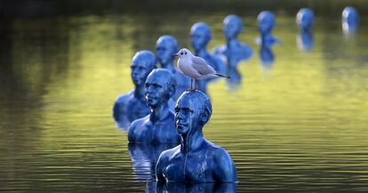 Una gaviota en las esculturas 'Cuando el reflujo y el flujo de las mareas' del artista argentino Pedro Marzorati instaladas en un estanque del parque Montsouris de París (Francia).