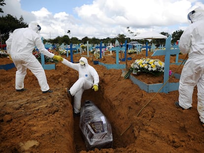 Entierro en un cementerio de Manaos (Brasil) de una mujer de 73 años fallecida por covid, el 17 de enero.